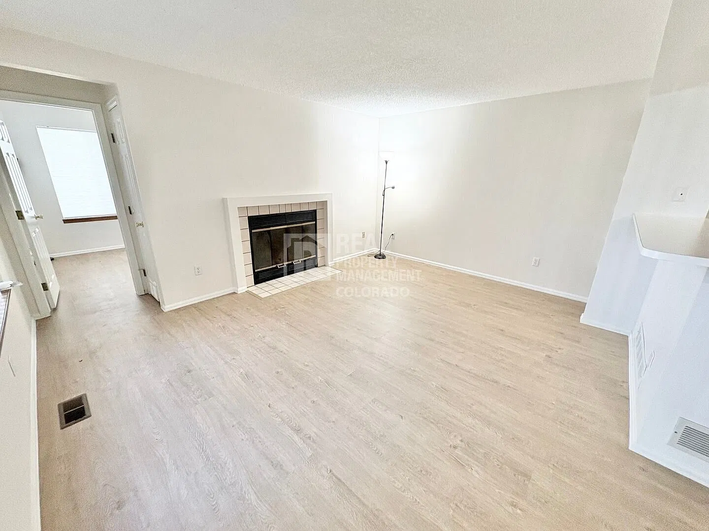 Comfortable 2-Bedroom Condo with Attached Garage in Aurora Hills — Photo 1