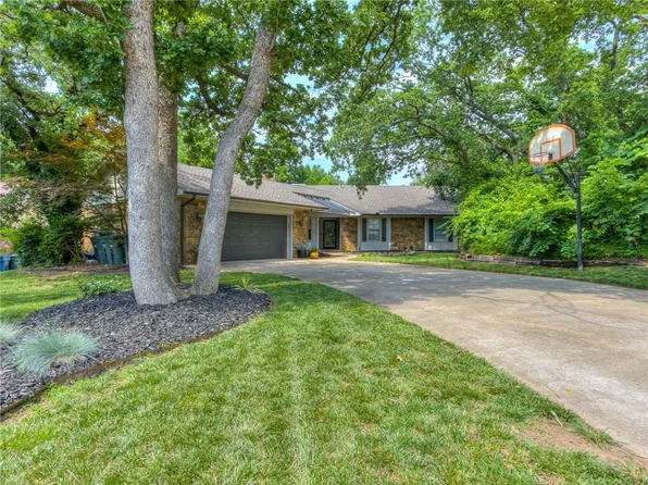 2305 Brookhaven Dr, Edmond, OK 73034