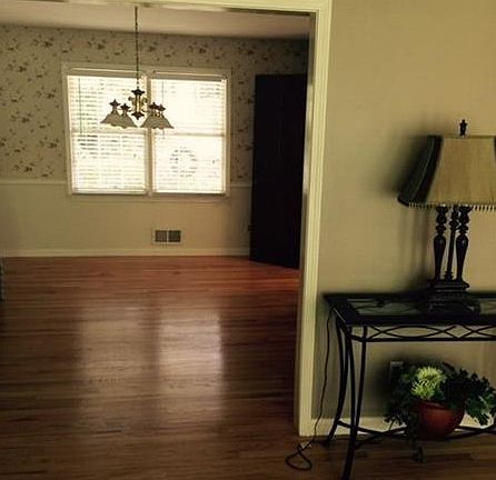 3rd image of 501 Foxmoor Dr