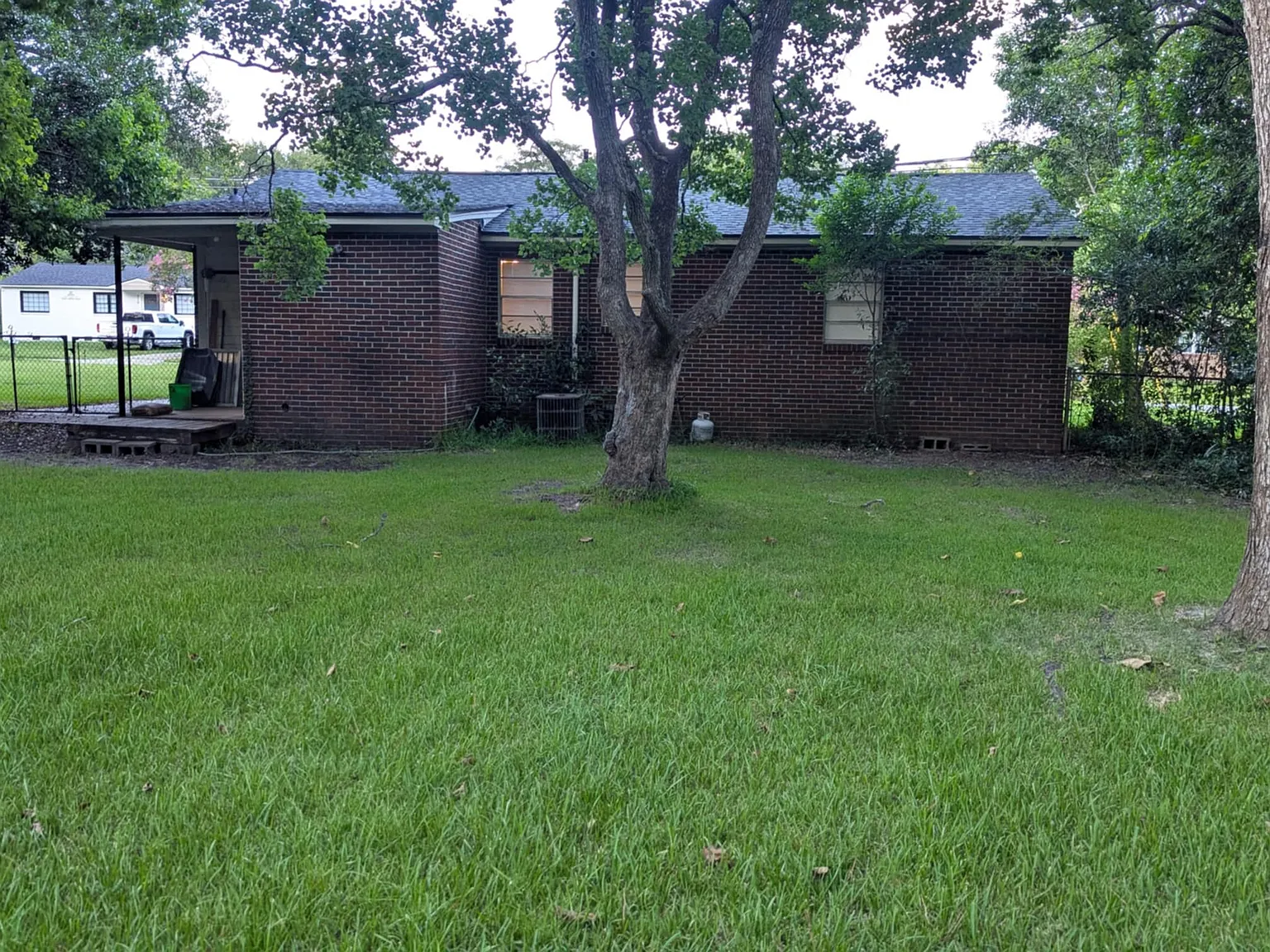3 bed, 1000 sqft, $1,200 — Photo 2