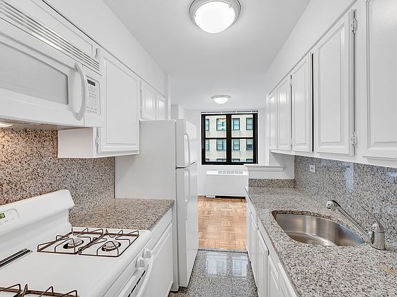 3rd image of 330 W 58th St APT 9D