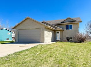 120 Twin Oaks Ln, Brookings, SD 57006