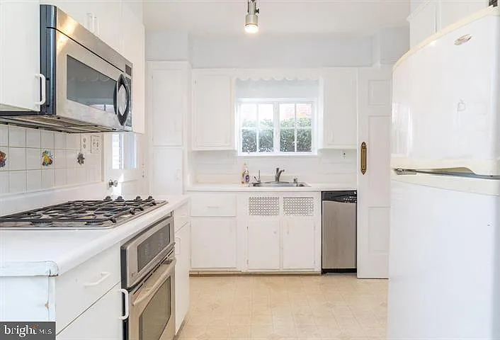 1667 Primrose Rd NW — Photo 10