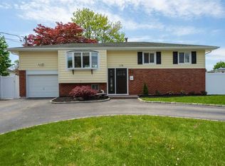 378 W 22nd St, Deer Park, NY 11729