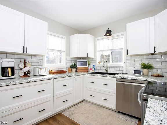 4th image of 334 N Wood St