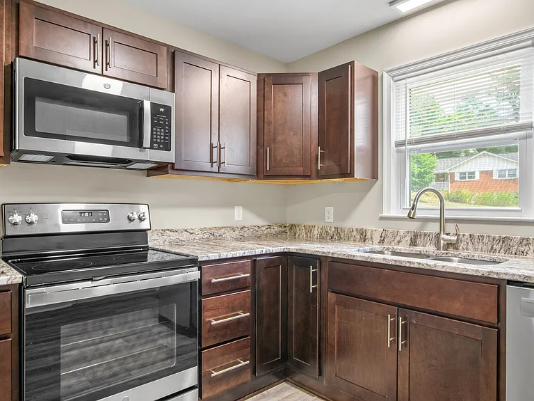 315 Owens St #B — Photo 9