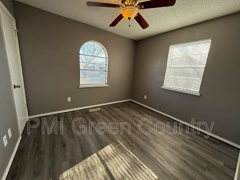306 E 3rd St — Photo 12