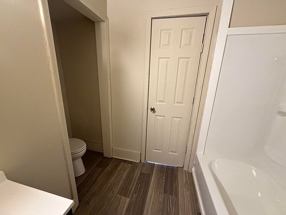 4th image of 601 W Woodbury St