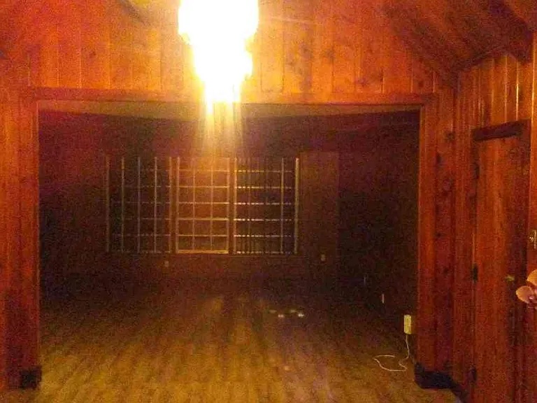 Breakfast room, looking into family room