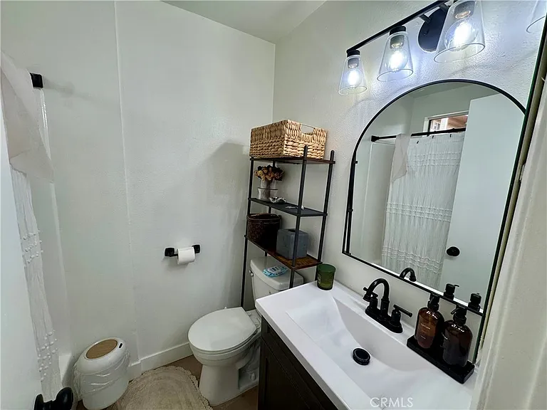 460 Golden Ave #211 — Photo 3