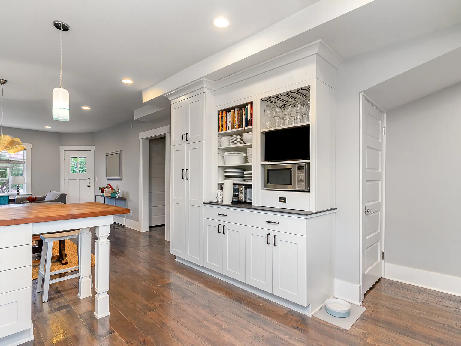 3 bed, 2120 sqft, $5,695 — Photo 3