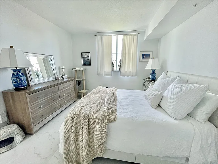 3020 NE 32nd St #905 — Photo 19