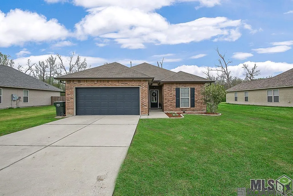 3 bed, 1445 sqft, $1,900 — Photo 1