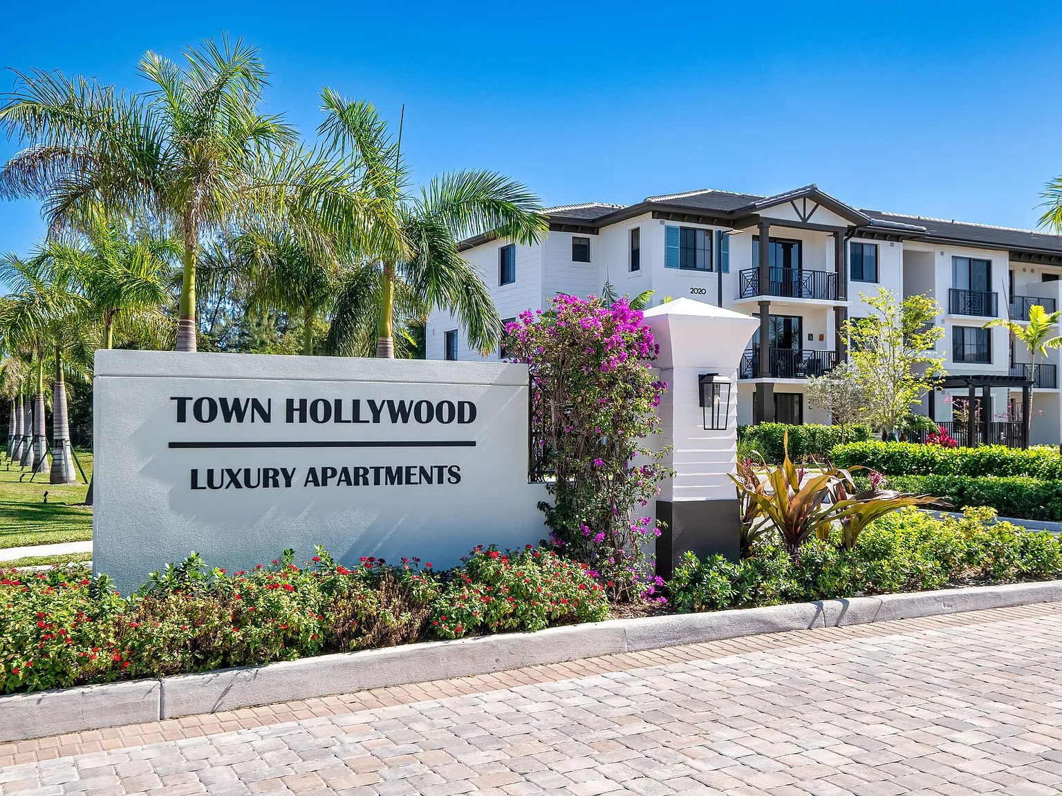 Town Hollywood — Photo 1