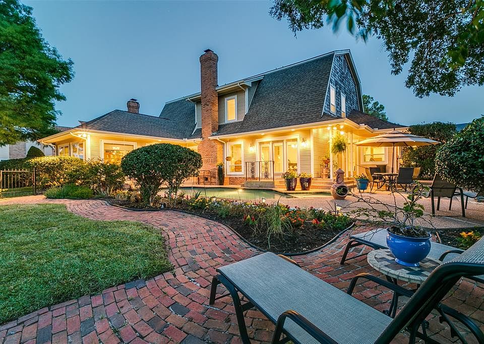 1st image of 220 Oakmont Dr