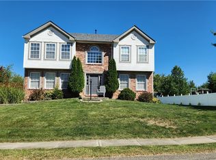 211 Redfield Dr, Oakdale, PA