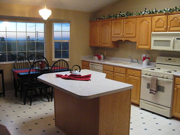 Kitchen / Breakfast Nook