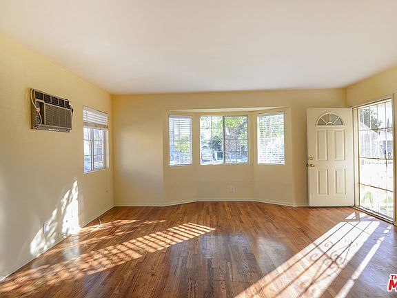 4th image of 5019 Newcastle Ave