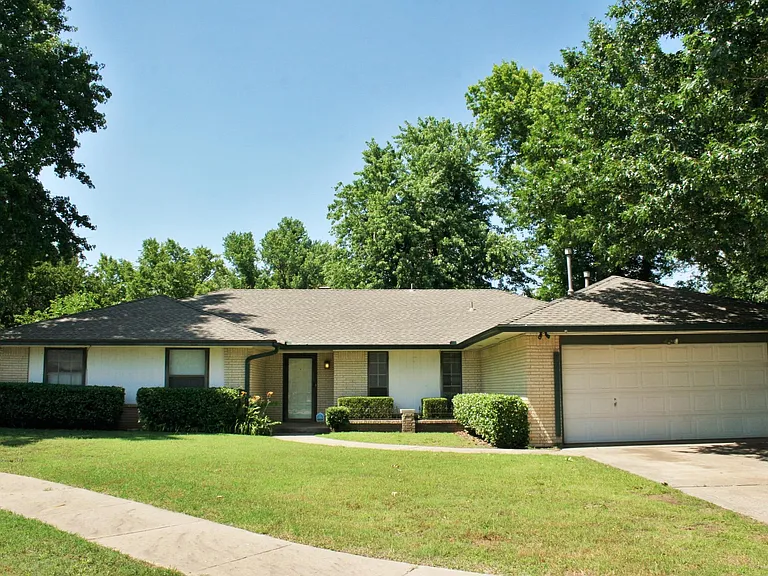 4019 Coventry Ln — Photo 1