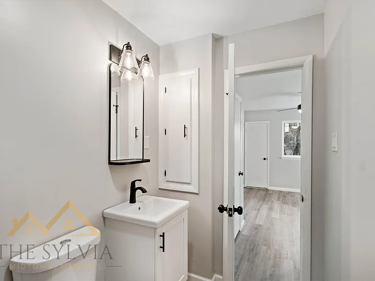 Gorgeous Renovated 1 & 2 Bedroom Apartment @ 1512 Court — Photo 22