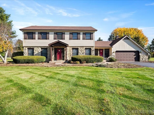 39W955 Deer Run Dr, St Charles, IL 60175