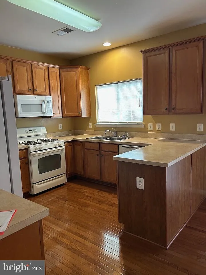 3 bed, 2.5 bath, 1876 sqft, $2,295 — Photo 4