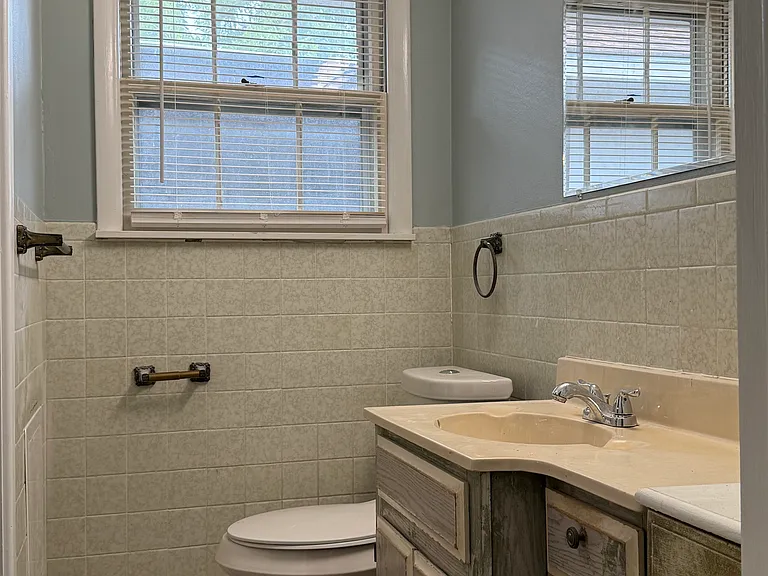 The 1/2 bath attached to the bathroom complex that has its own privacy entrance from the master bedroom.