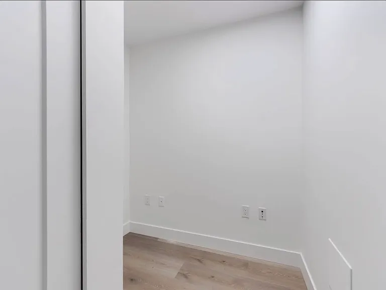20286 72b Ave — Photo 3