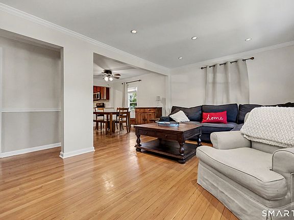 3rd image of 8 Wildmere Lane