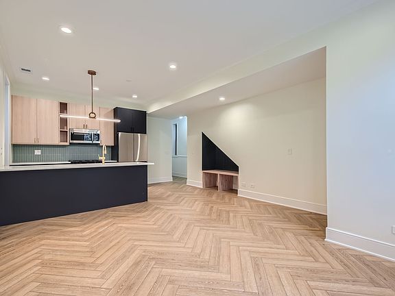 3rd image of 1022 N Winchester Ave APT 2