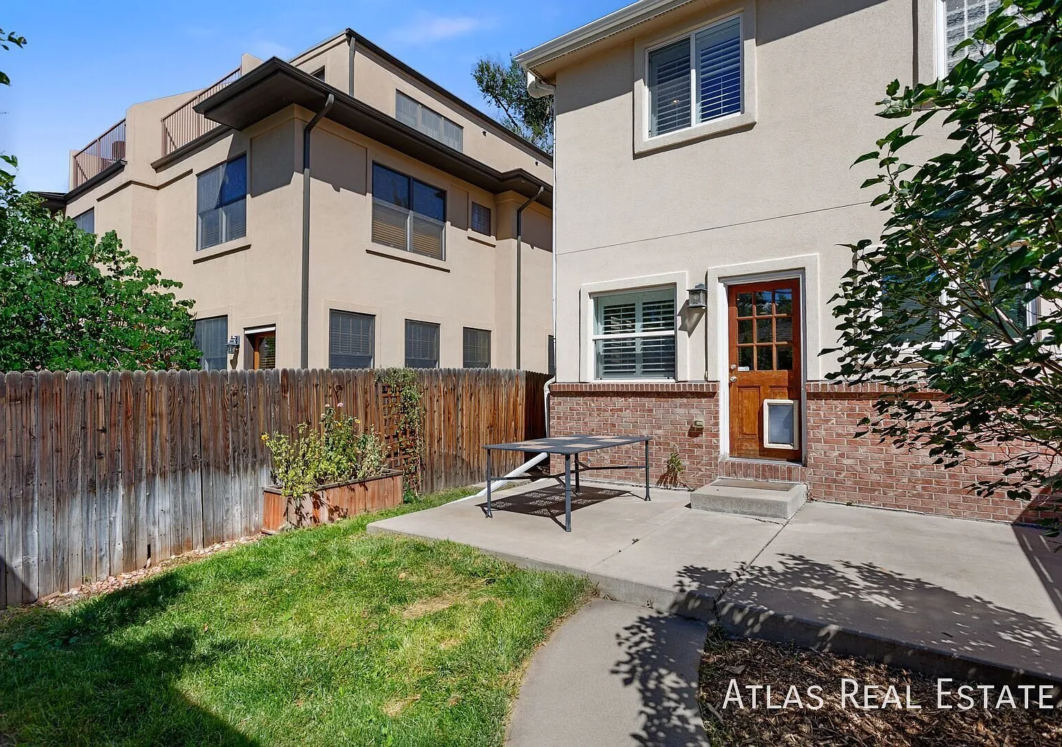 Spacious DU Townhome with Solar, Private Yard & 2-Car Garage Near Old South Pearl — Photo 2