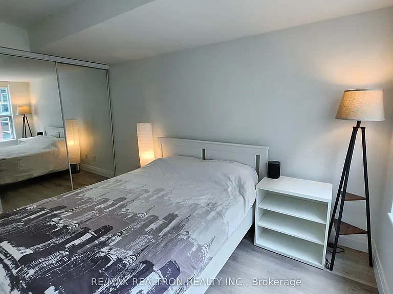 230 King St E #511 — Photo 18