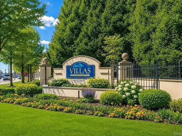 607 Narragansett Villas Dr, Lindenhurst, NY 11757