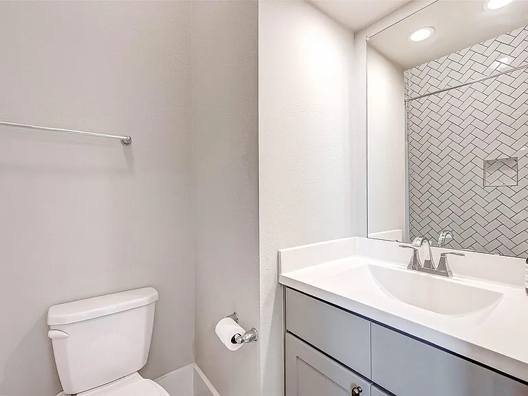 715 Algona Ave — Photo 26