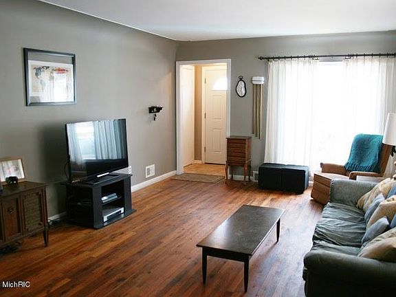 5th image of 1307 Diamond Ave NE