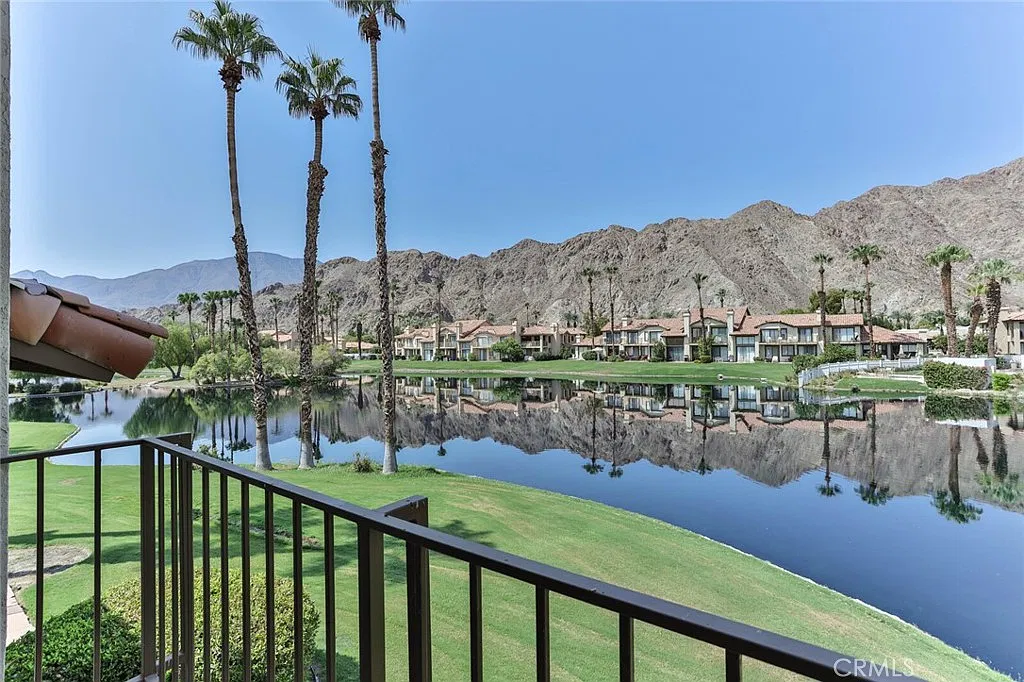 3 bed, 2.5 bath, 1621 sqft, $3,499 — Photo 2