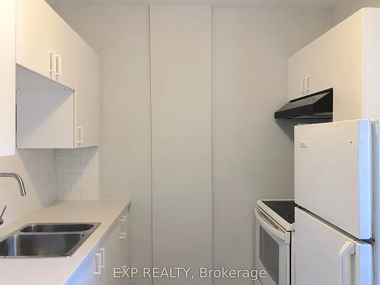 2798 Dundas St W — Photo 9