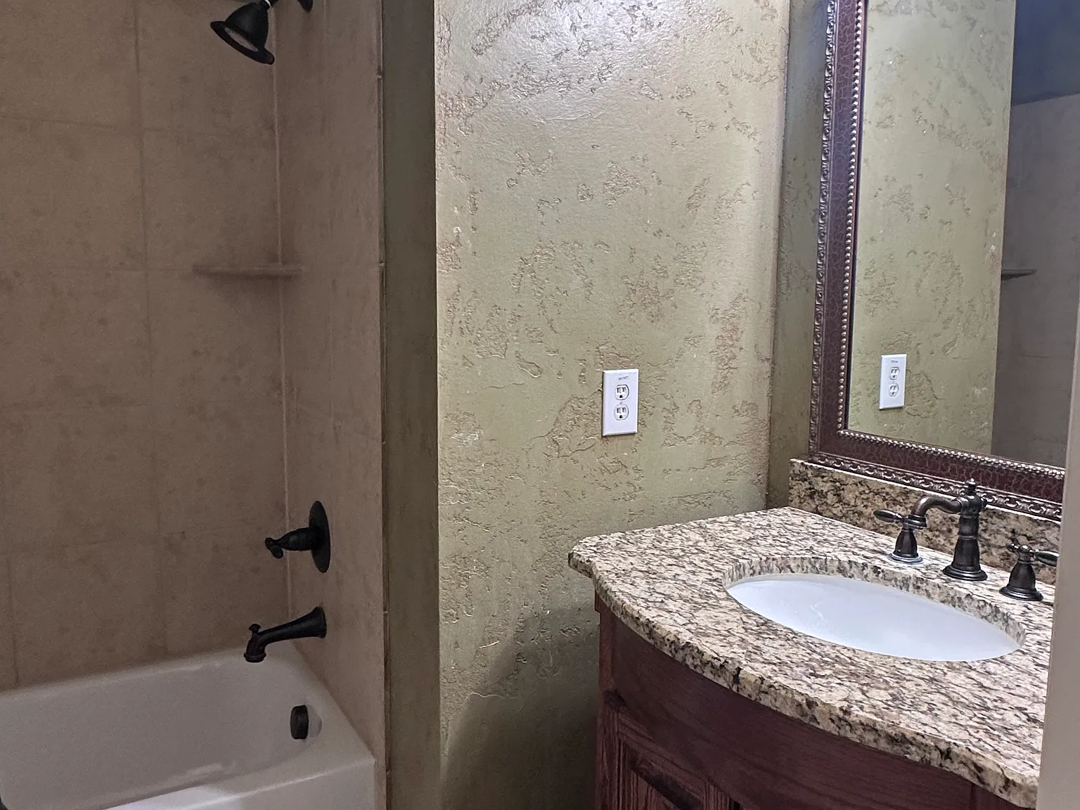 5 bed, 4982 sqft, $4,950 — Photo 4