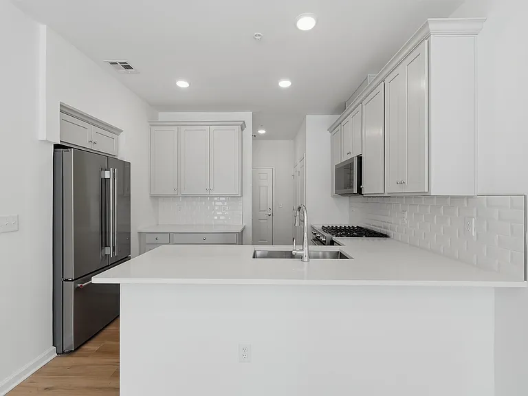400 Willow Ave #409 — Photo 9
