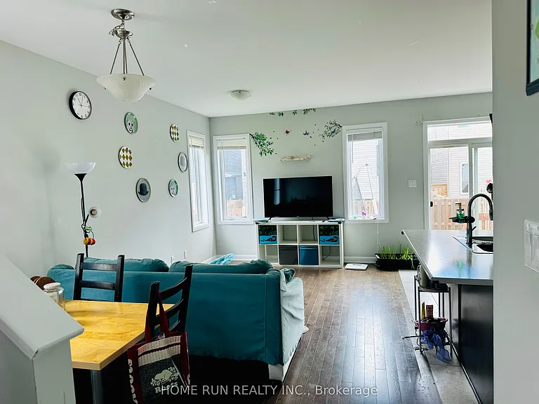 135 Teelin Cir — Photo 2