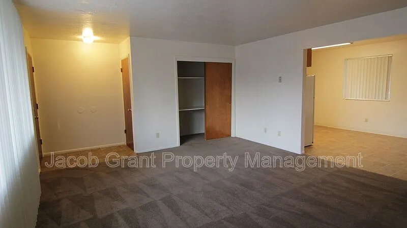 Building Photo - 2136 Saint Clair Rd