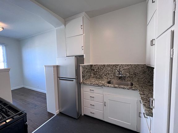 5th image of 3055 Scott St APT 206