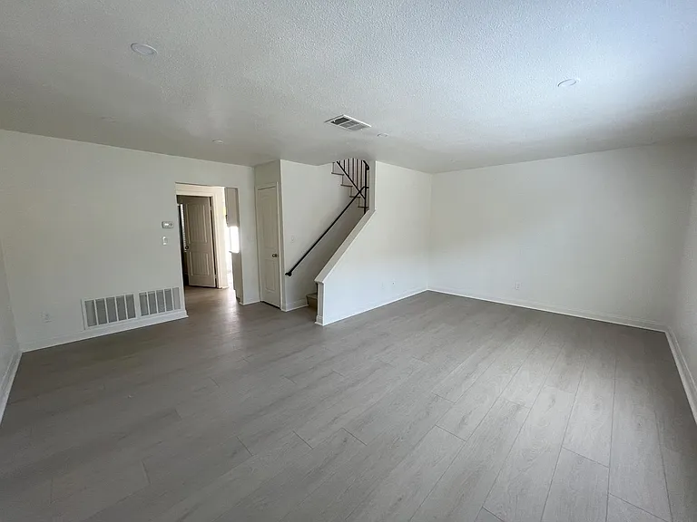 431 Van Houten Ave — Photo 2