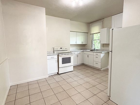 Spacious eat-in kitchen