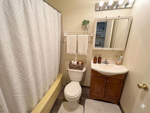 3rd image of 525 Bellevue Ave E APT 207