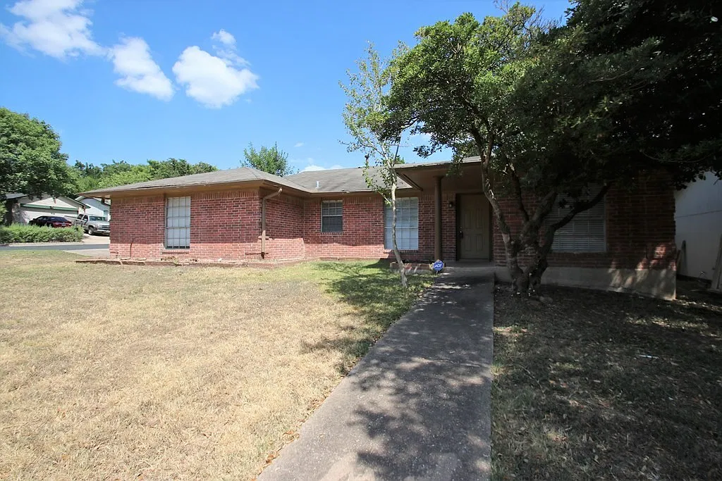 Move In Specials $250 Off First Month's Rent Remodeled South Austin Gem With No Carpet! — Photo 1