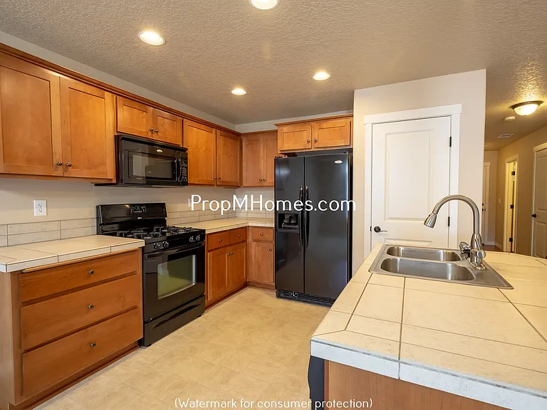 259 N Cedar St — Photo 4
