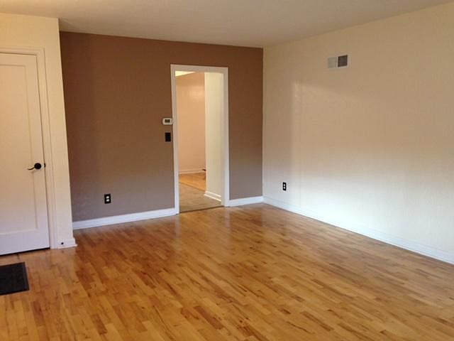 2nd image of 2499 Oak St
