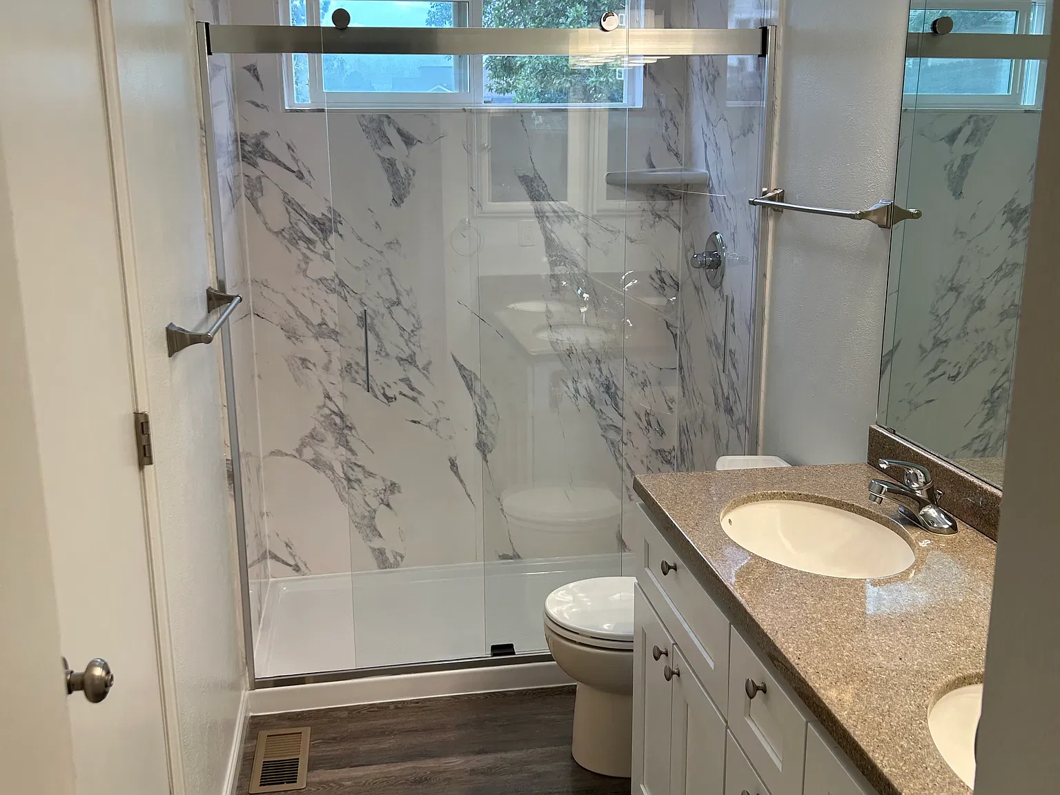 1702 Foxfield Dr — Photo 3