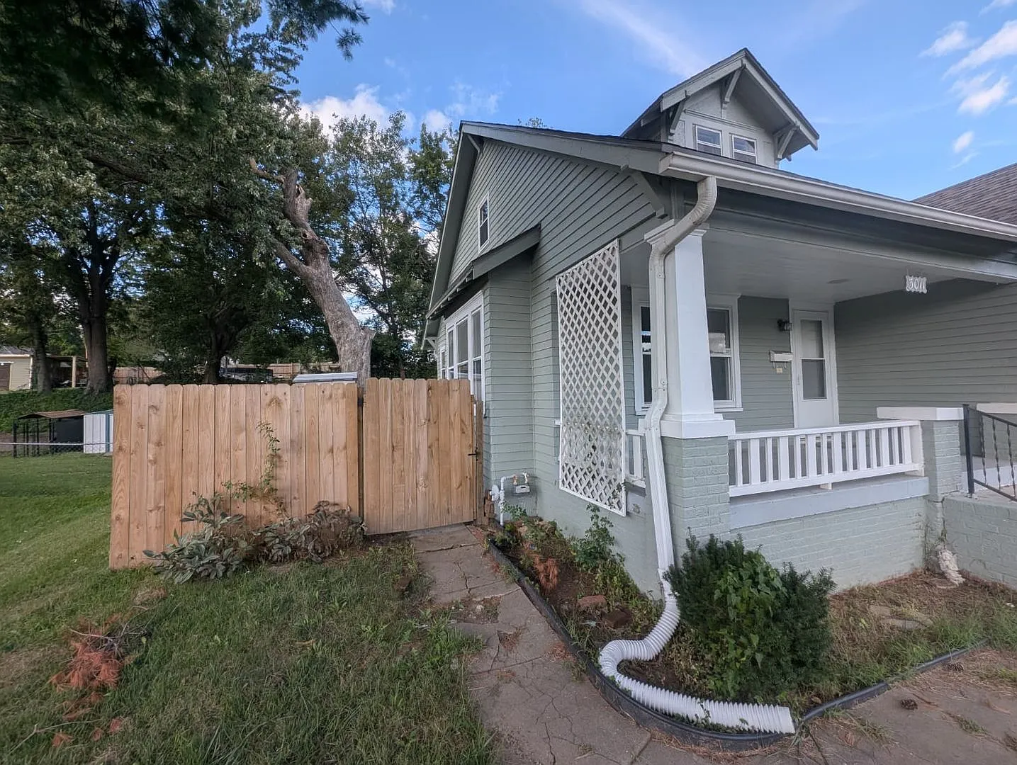 3 Bedroom, 2 Bathroom Home with Fenced Back Yard & Full Basement — Photo 3